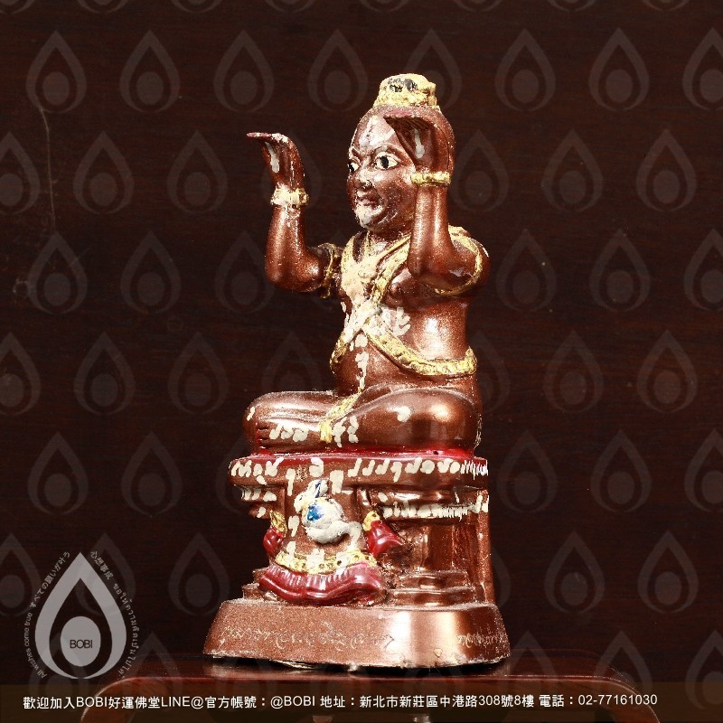 玫瑰紅古曼童側面實拍，可見交叉胸飾與層次底座