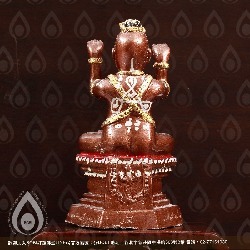 玫瑰紅古曼童背面實拍，背部與底座可見白色符紋