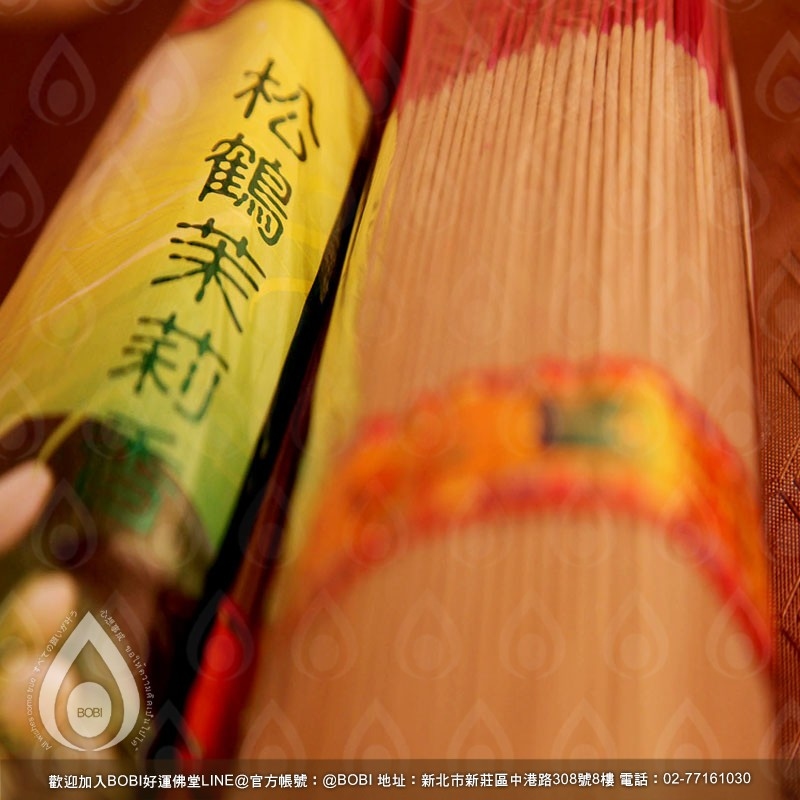 茉莉供佛線香香束近拍，可見細長香身與紅色香腳