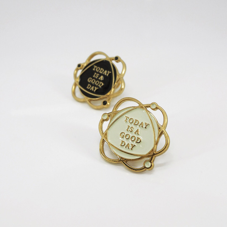 No.102今日はグッドデイブローチグッドデイエナメルブローチベージュ - ブローチ - 金属 ゴールド