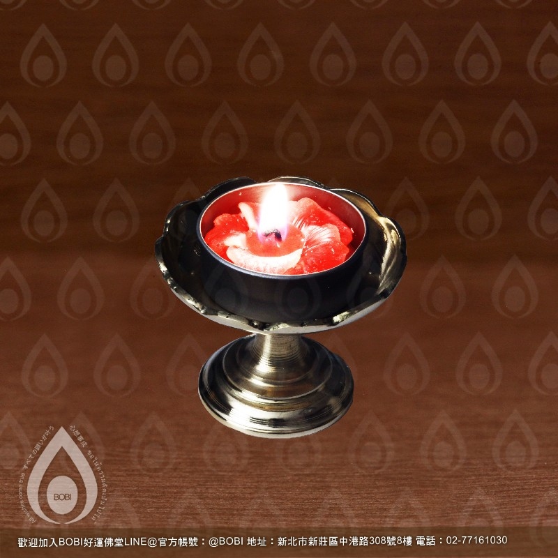 BOBI小型黃銅供佛燭台搭配紅色燭杯點燈示意實拍