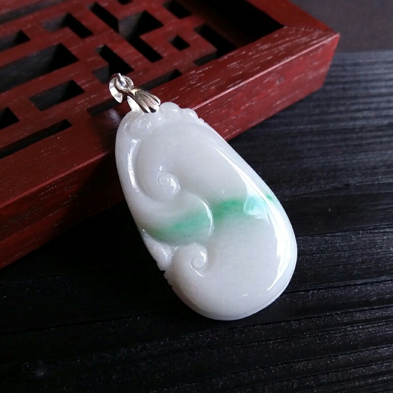 J637F 冰糯白底飄綠如意吊墜