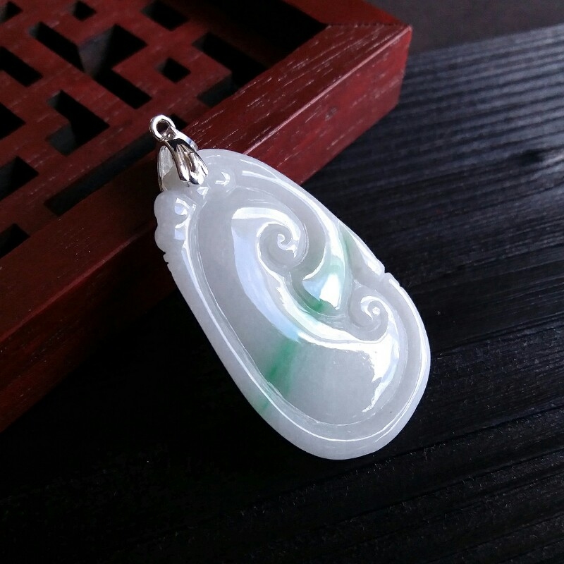 J637F 冰糯白底飄綠如意吊墜