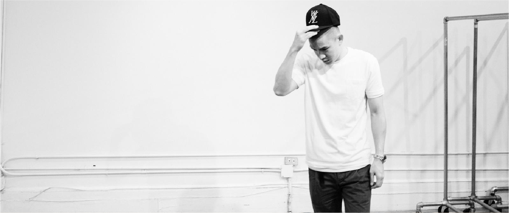 《Detail》雜誌時尚總監Eugene Tong，以Bread&Boxers白色素T作為平日搭配的第一步。