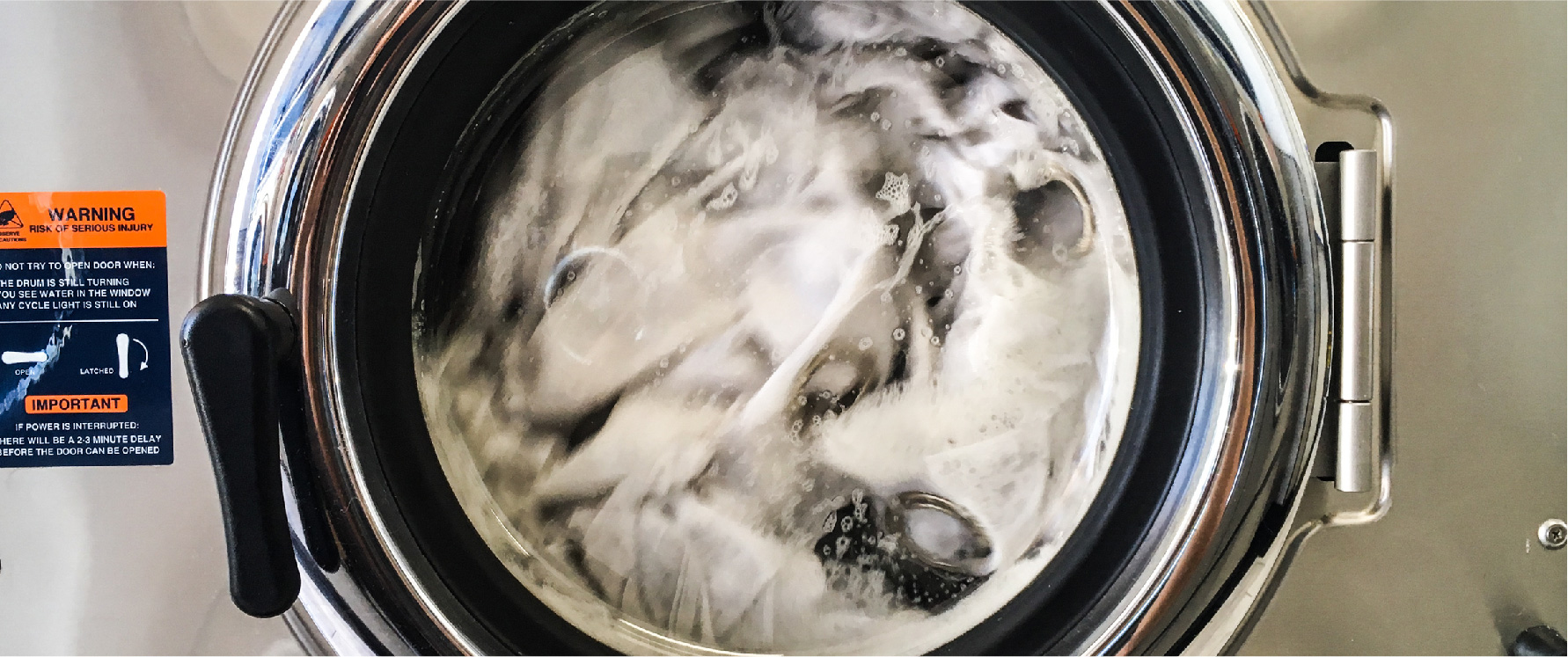 白衣泛黃怎麼辦？必學五種超有效去污方法，讓心愛衣服潔白如新！