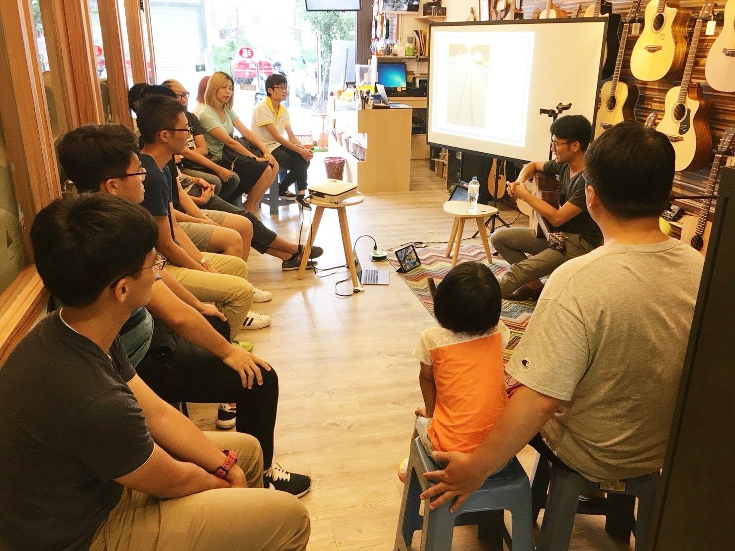 台灣知名吉他演奏家張仲麟來陸比音樂分享吉他音樂側拍