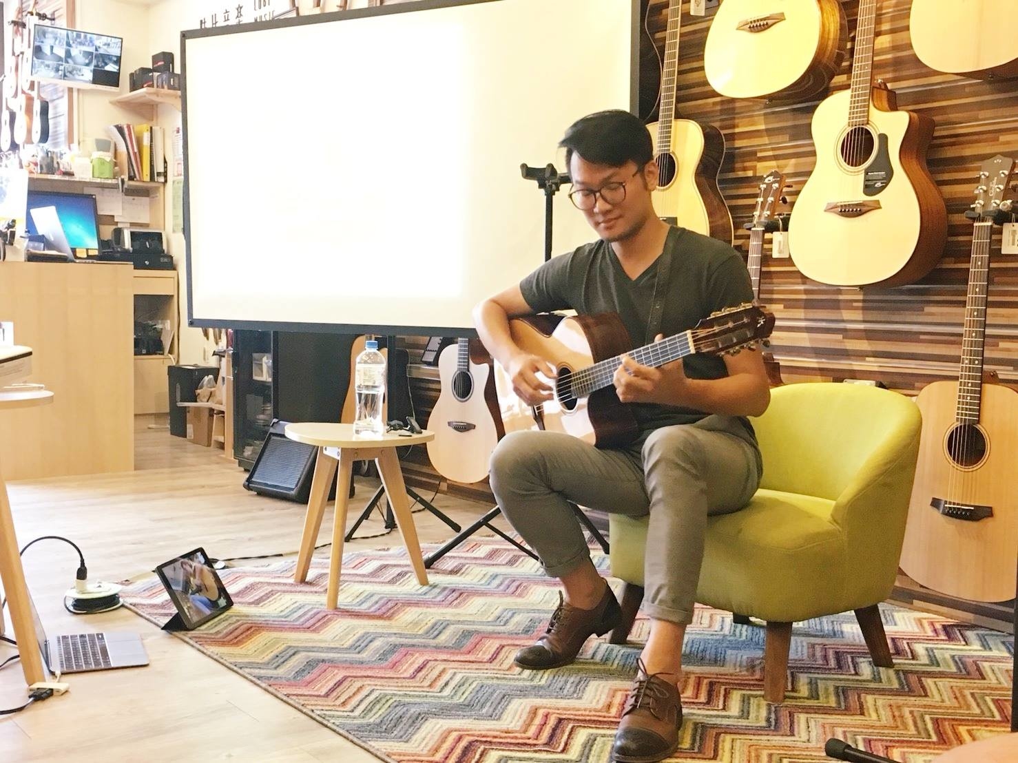 台灣知名吉他演奏家張仲麟來陸比音樂分享吉他音樂側拍