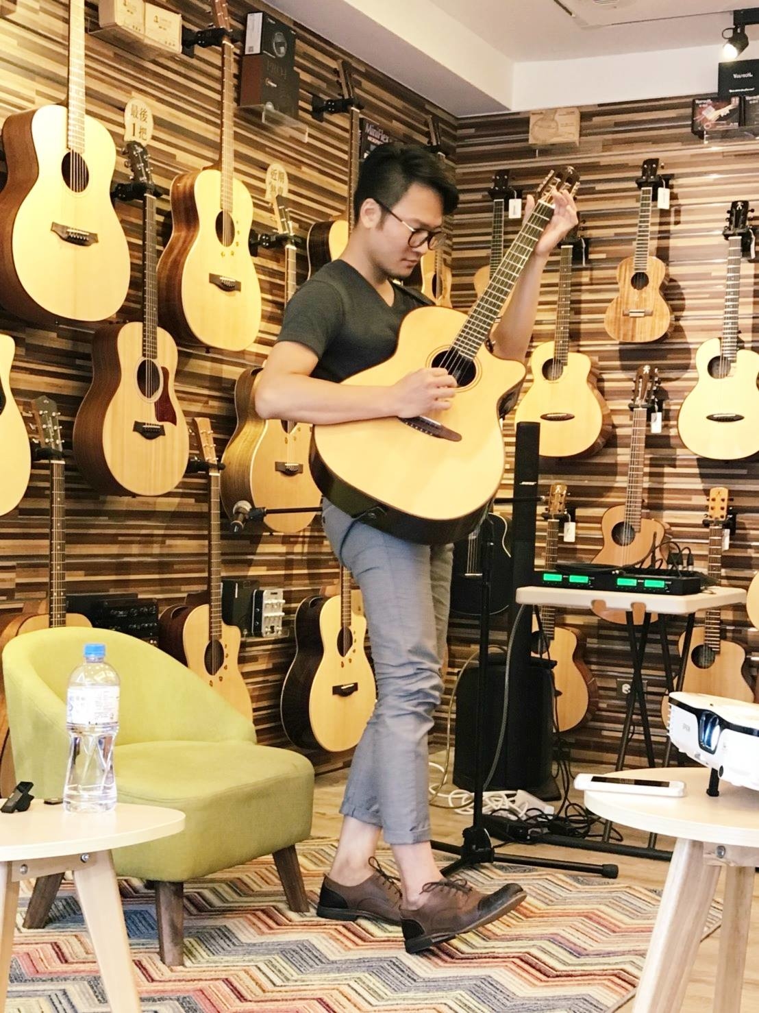 台灣知名吉他演奏家張仲麟來陸比音樂分享吉他音樂側拍