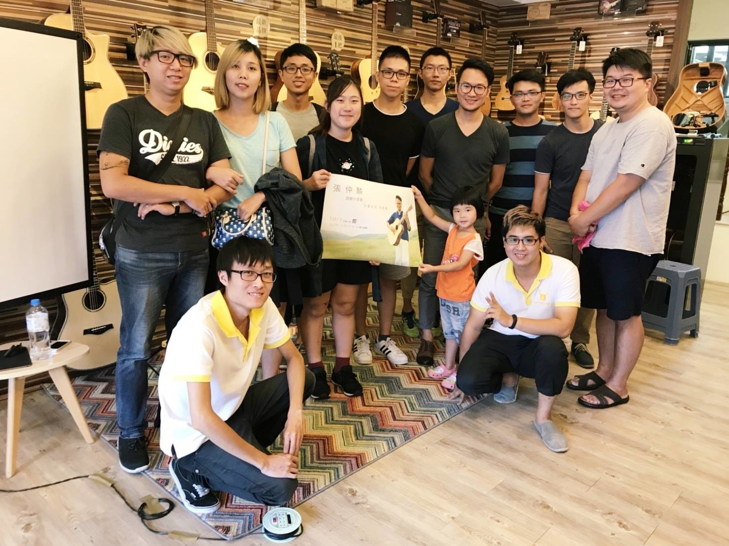 台灣知名吉他演奏家張仲麟來陸比音樂及觀眾大合照