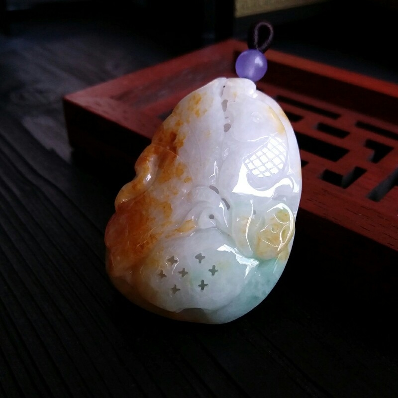 J643F 冰糯三彩縷空雕年年有魚吊墜