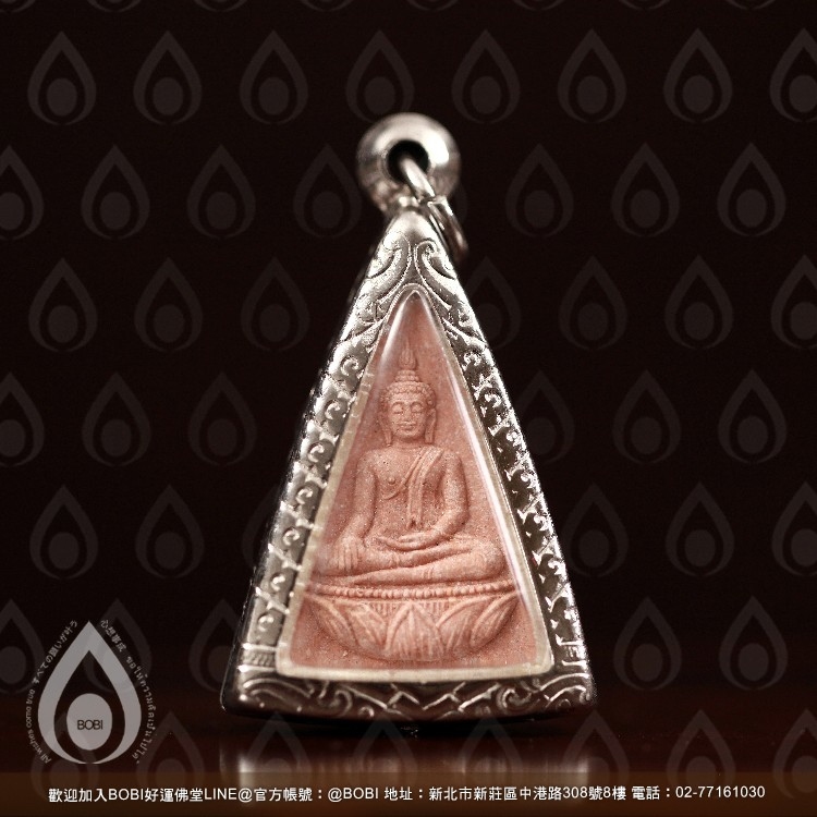 女王佛寺南帕雅女王佛實拍,粉紅赭色牌身、蓮座坐佛與銀色外框