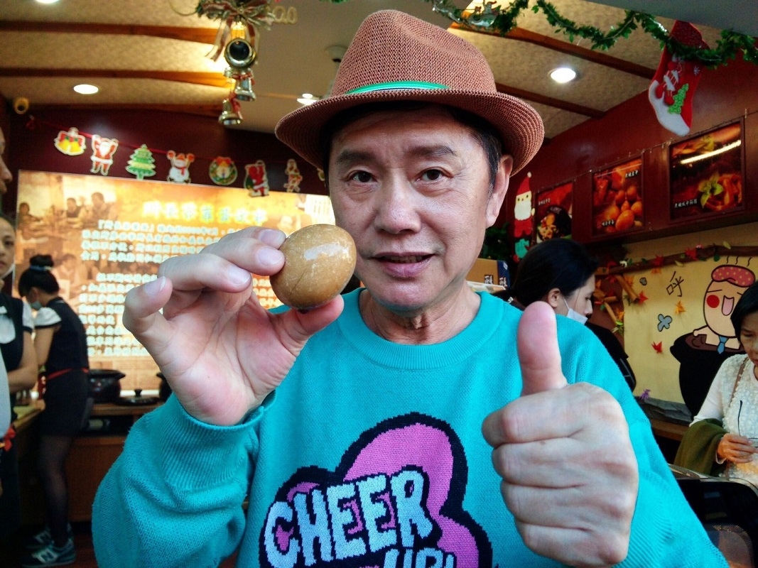 所長茶葉蛋-三立台灣草地狀元採訪花絮(主持人西田拿著茶葉蛋)