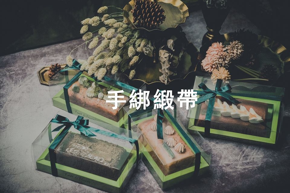 手綁緞帶，新生兒的誕生，2018最精緻彌月蛋糕推薦，高質感透明鍛帶盒型。蛋糕捲與彌月常溫禮盒給寶寶最好的祝褔