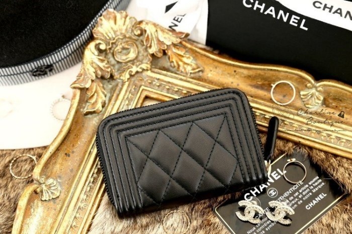 【明るく可愛く♡】BOY CHANEL ジップ コインパース コンパクトで可愛い】CHANEL ジップコインパース ミニ財布