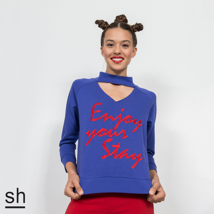 【SH】高領V挖洞Enjoy your Stay大學T