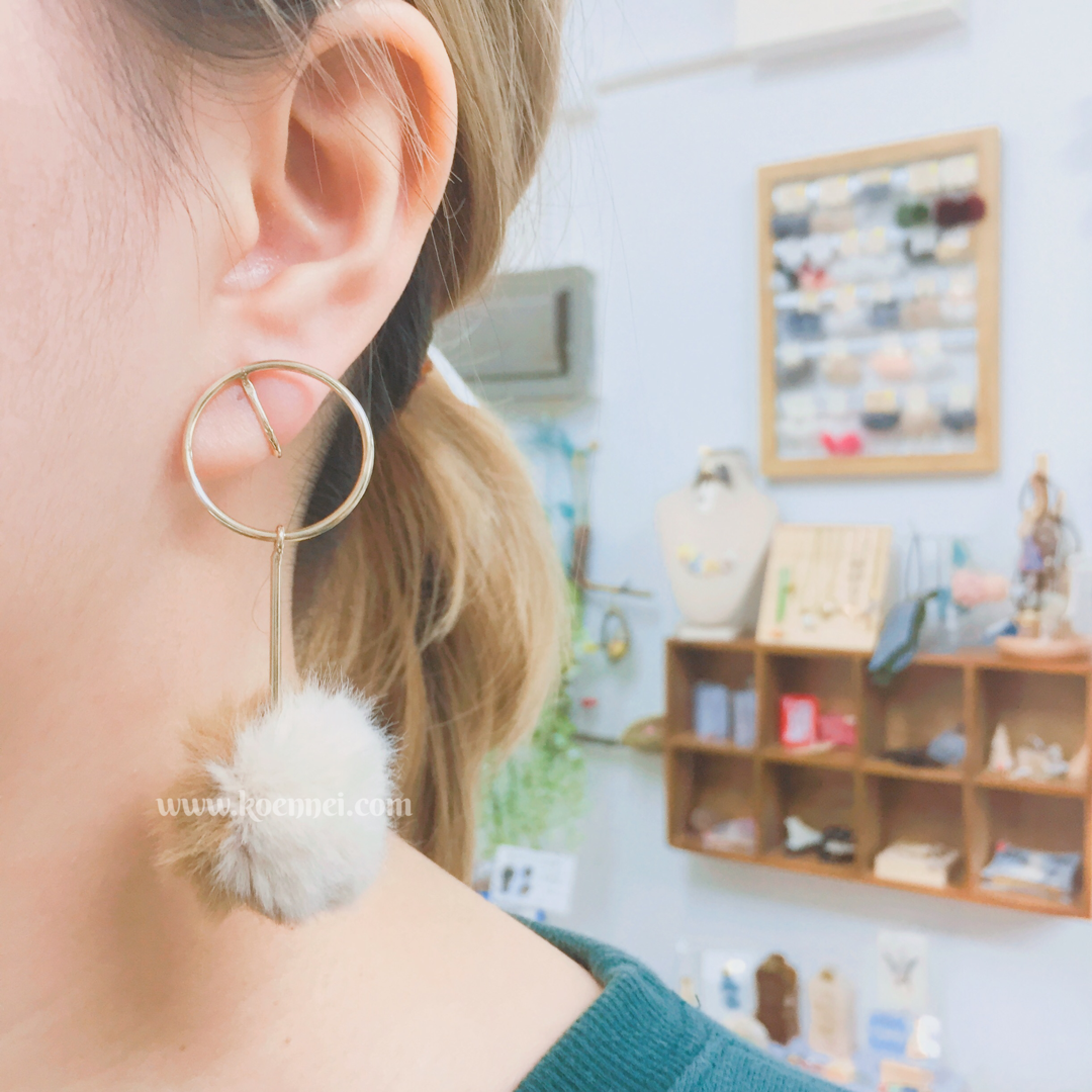 [網站限定優惠]【Zoule】 金屬圈拼色毛先球耳環