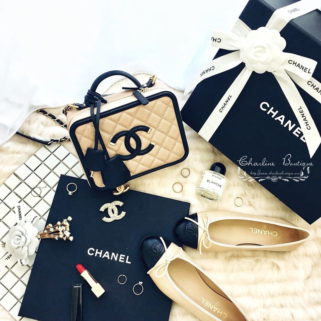 Chanel Ballet Flats 駝/黑色蝴蝶結娃娃鞋,Chanel Vanity Case 粉膚色金鍊大型荔枝紋小牛皮肩背化妝包,Chanel Brooch 金色大小珍珠水鑽CC胸針-Charline Boutique 精品代購