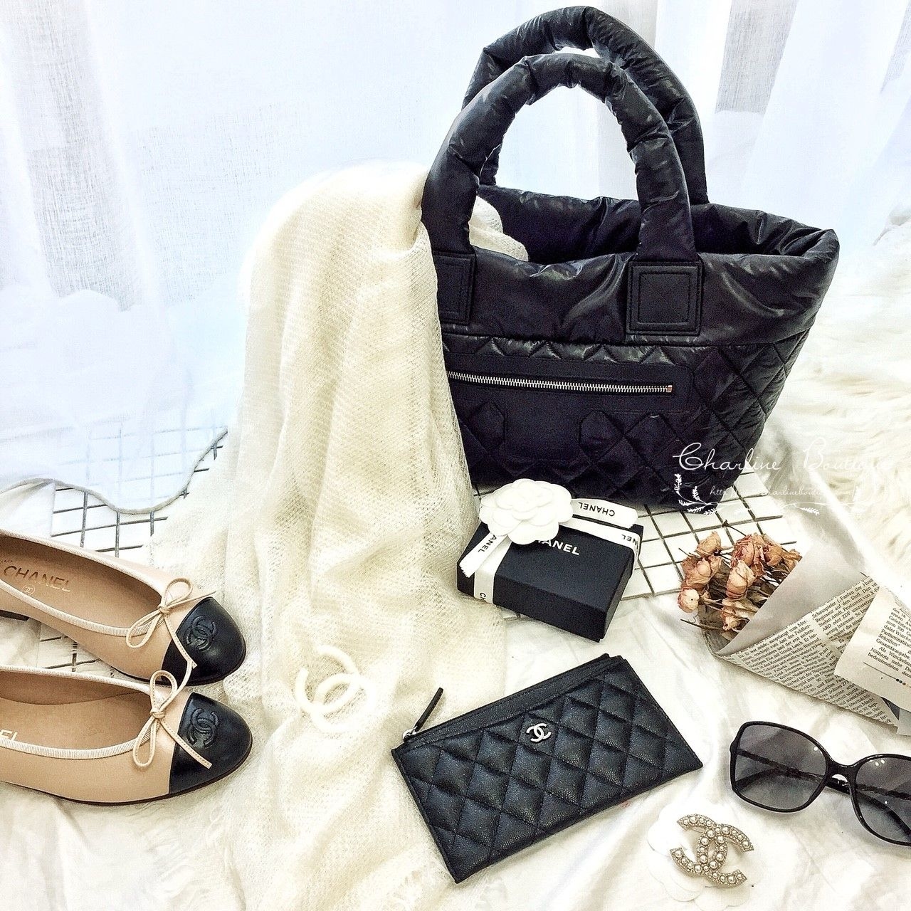 Chanel Ballet Flats 駝/黑色蝴蝶結娃娃鞋,Chanel Pouch 黑色銀CC小羊皮薄型拉鍊手拿包,Chanel Brooch 金色大小珍珠水鑽CC胸針-Charline Boutique 精品代購