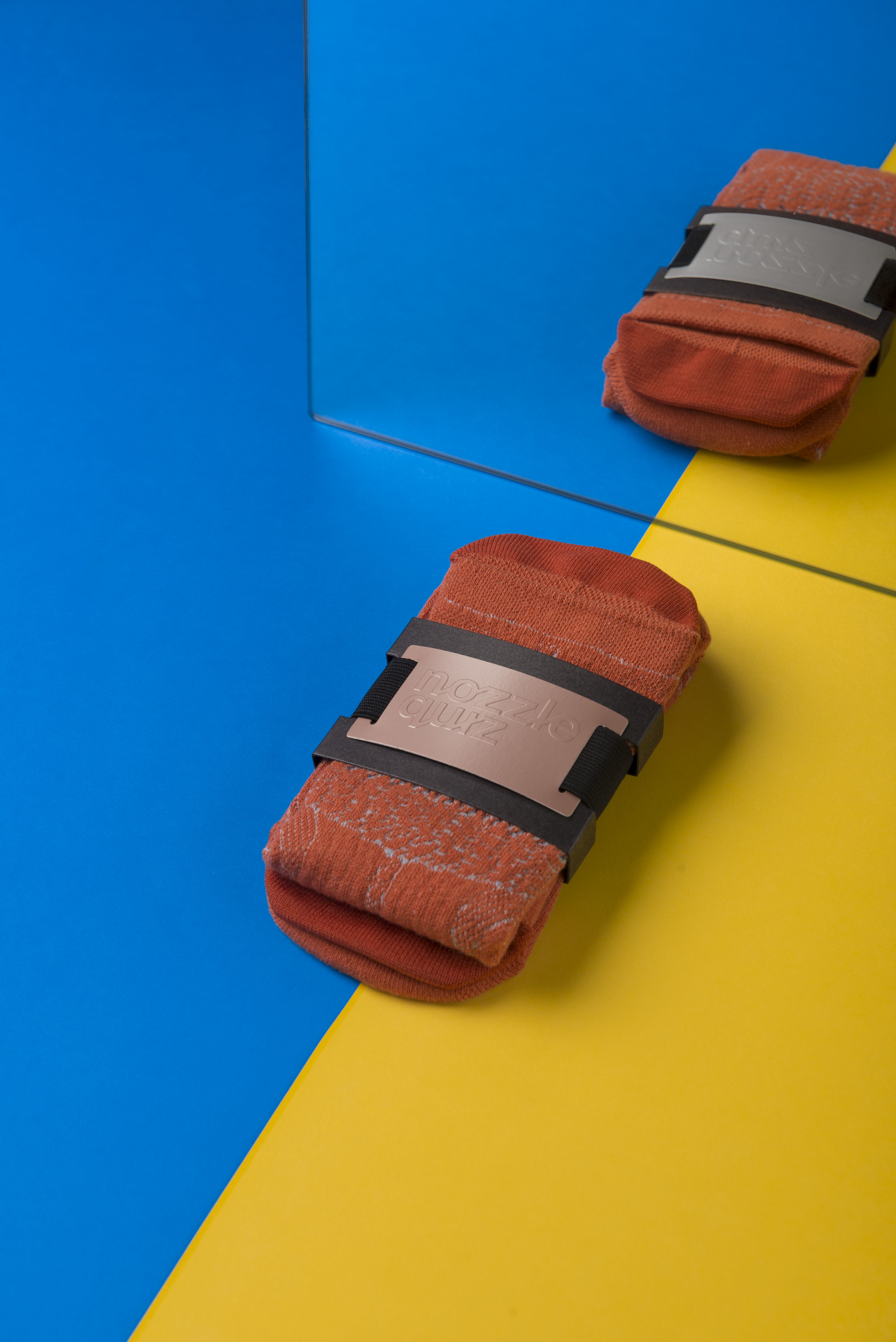 台灣街頭襪子品牌 nozzle quiz，以機能襪履為出發，利用拼貼手法與色彩衝撞，以"靜物畫"為概念，創作出寧靜中帶出街頭動能的LOOK