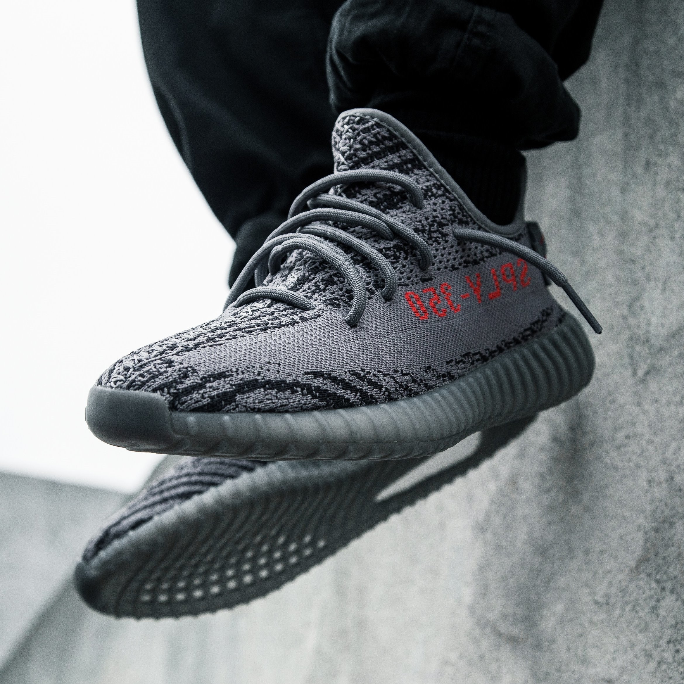 adidas YEEZY BOOST 350 V2 BELUGA 2.0 限定款】