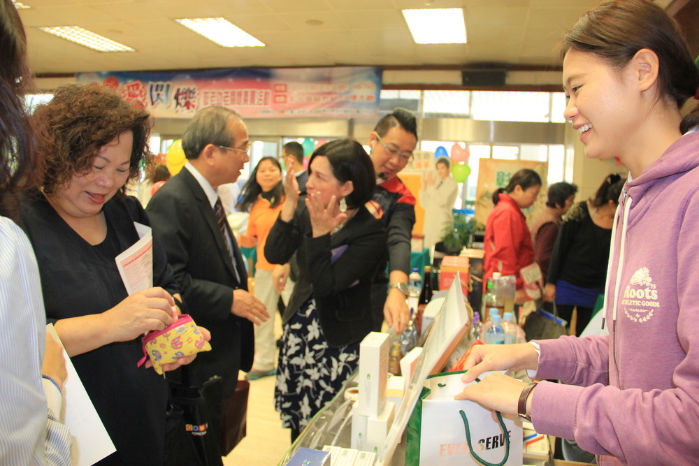 ODM長利奈米彰化基督教醫院敬老助老關懷義賣活動