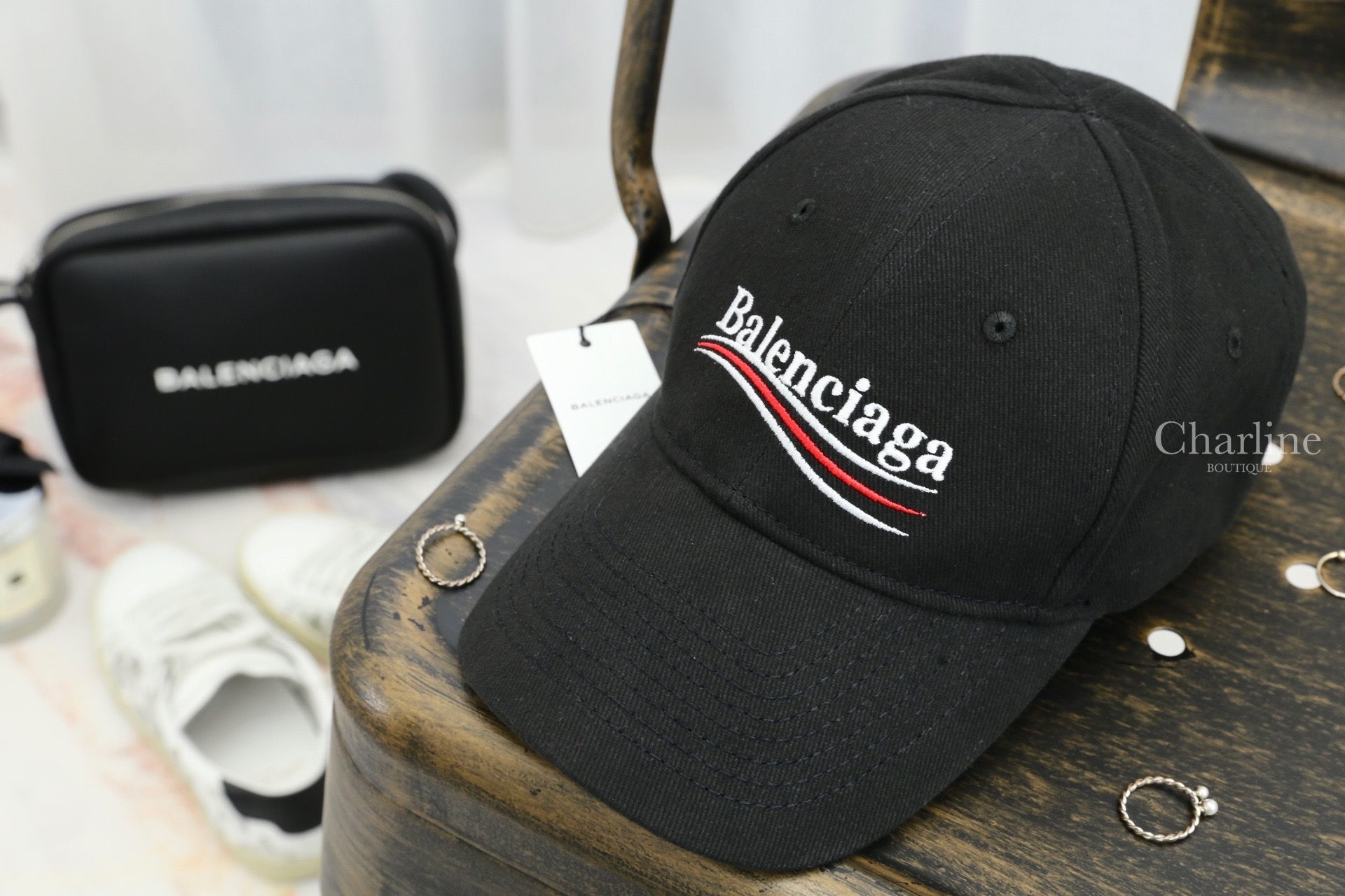 Balenciaga Classic Baseball Cap With Embroidered Logo 黑色白字紅白曲線繡花棒球帽