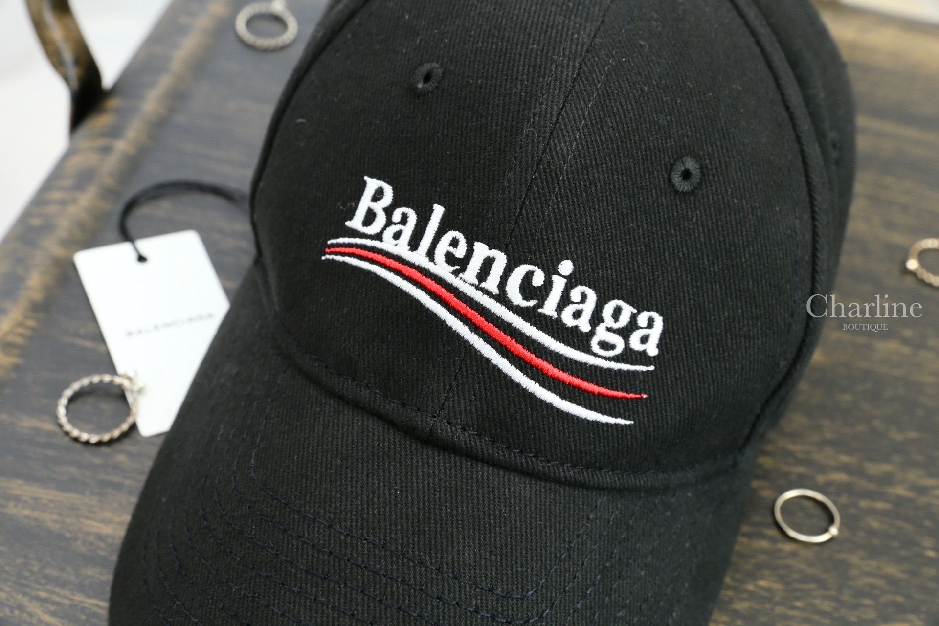 Balenciaga Classic Baseball Cap With Embroidered Logo 黑色白字紅白曲線繡花棒球帽
