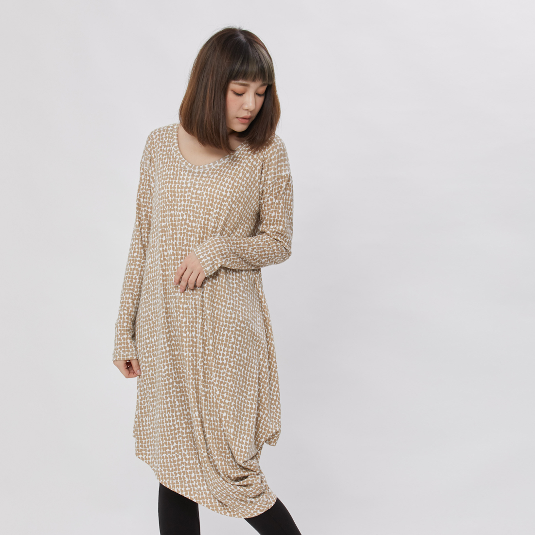 【七折優惠】Molly 圓領不對稱印花洋裝/棕小石