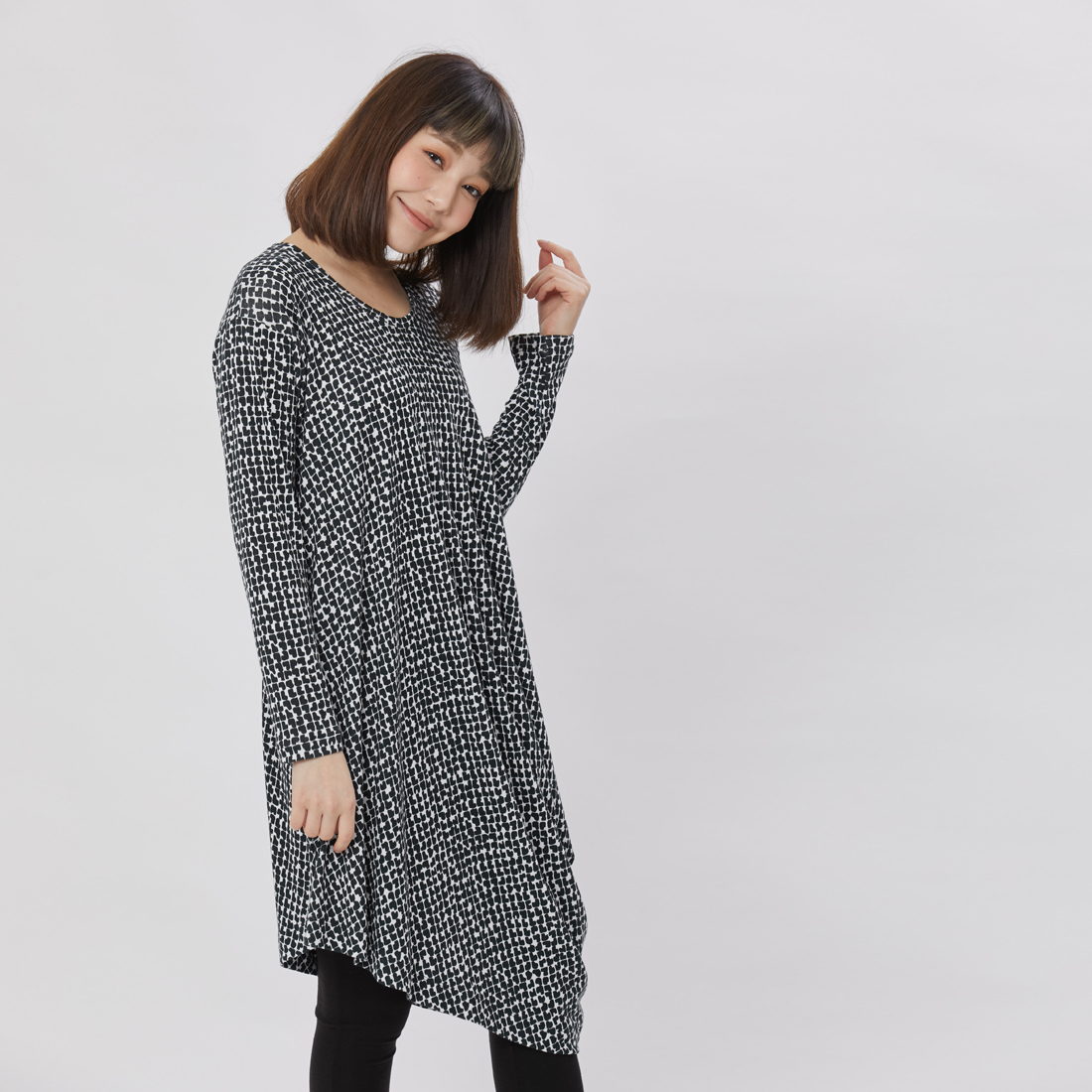 【七折優惠】Molly 圓領不對稱印花洋裝/黑小石