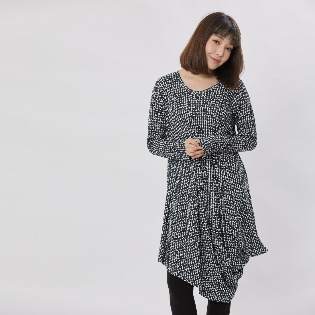 【七折優惠】Molly 圓領不對稱印花洋裝/黑小石