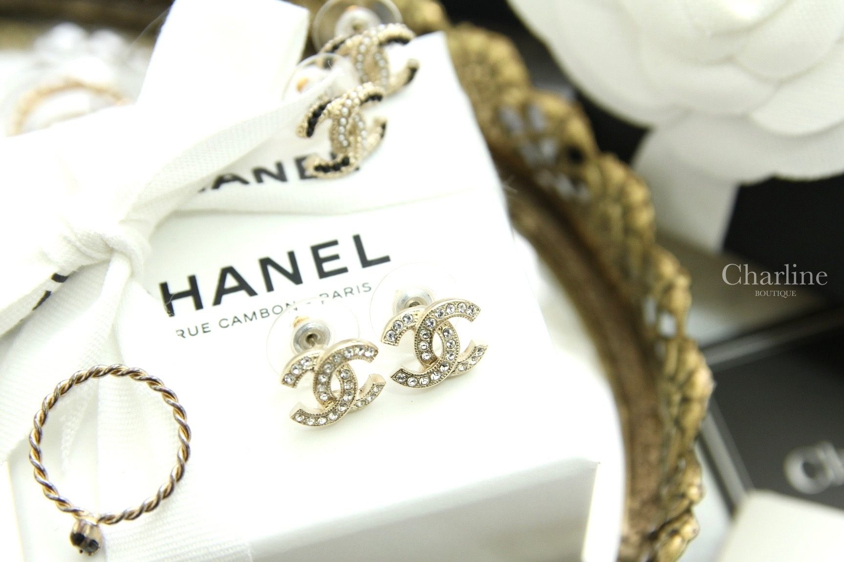 【超美品】CHANEL 虹色アクリルリング 全新CHANEL耳環1x2cm 金色雙C 垂吊白色透明水晶,香奈兒EARRINGS