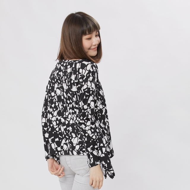 【七折優惠】Nina 圓領垂墬印花方襬上衣/黑鵝卵石
