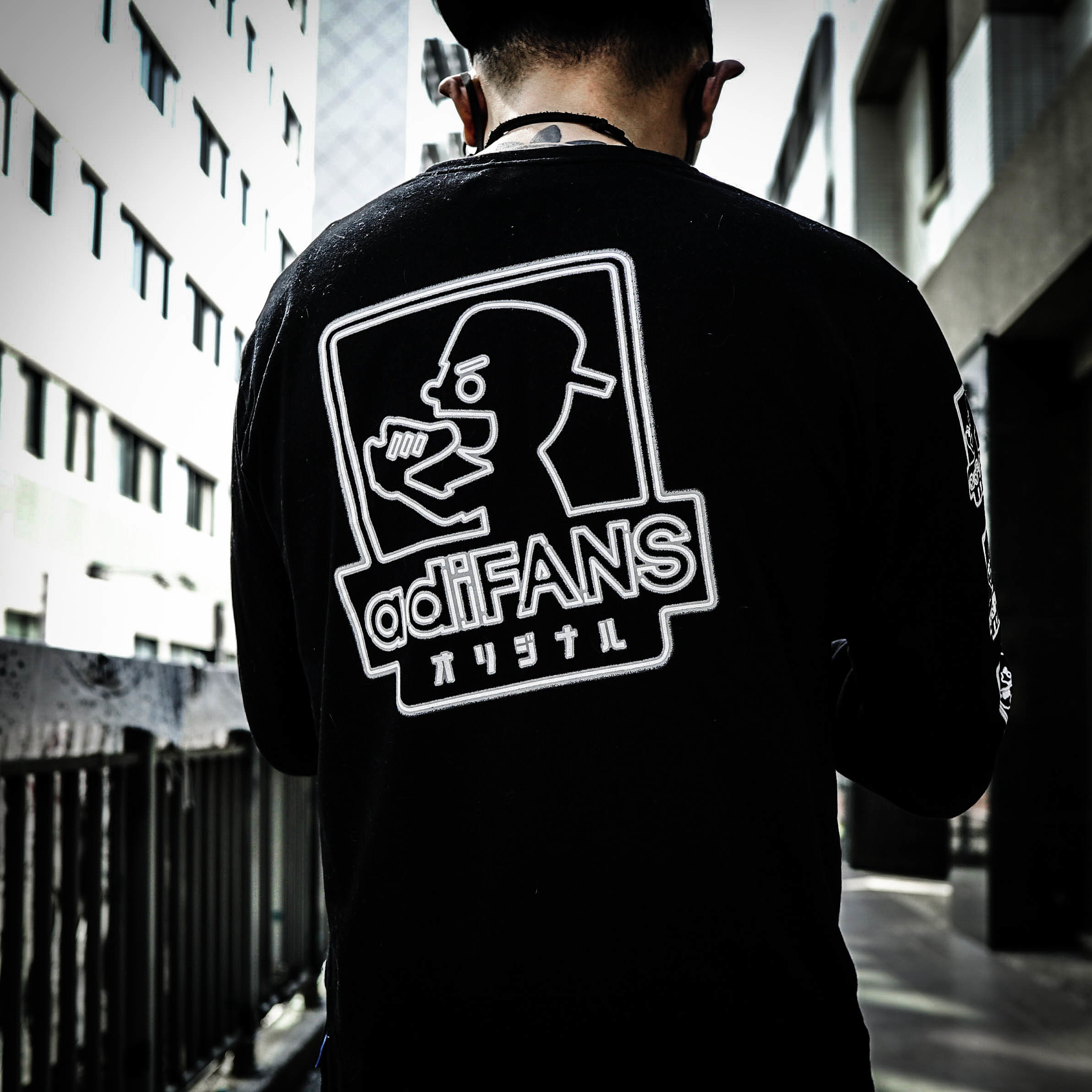 【 adiFANS 原創設計 NEON 霓虹LOGO薄長TEE 】