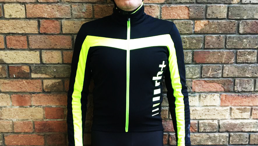 冬季自行車衣外套特別難選擇，需要考慮到保暖性，長時間騎乘時不能悶熱；需要舒適性，但不能太寬鬆與厚重，否則會產生空阻；但好消息是