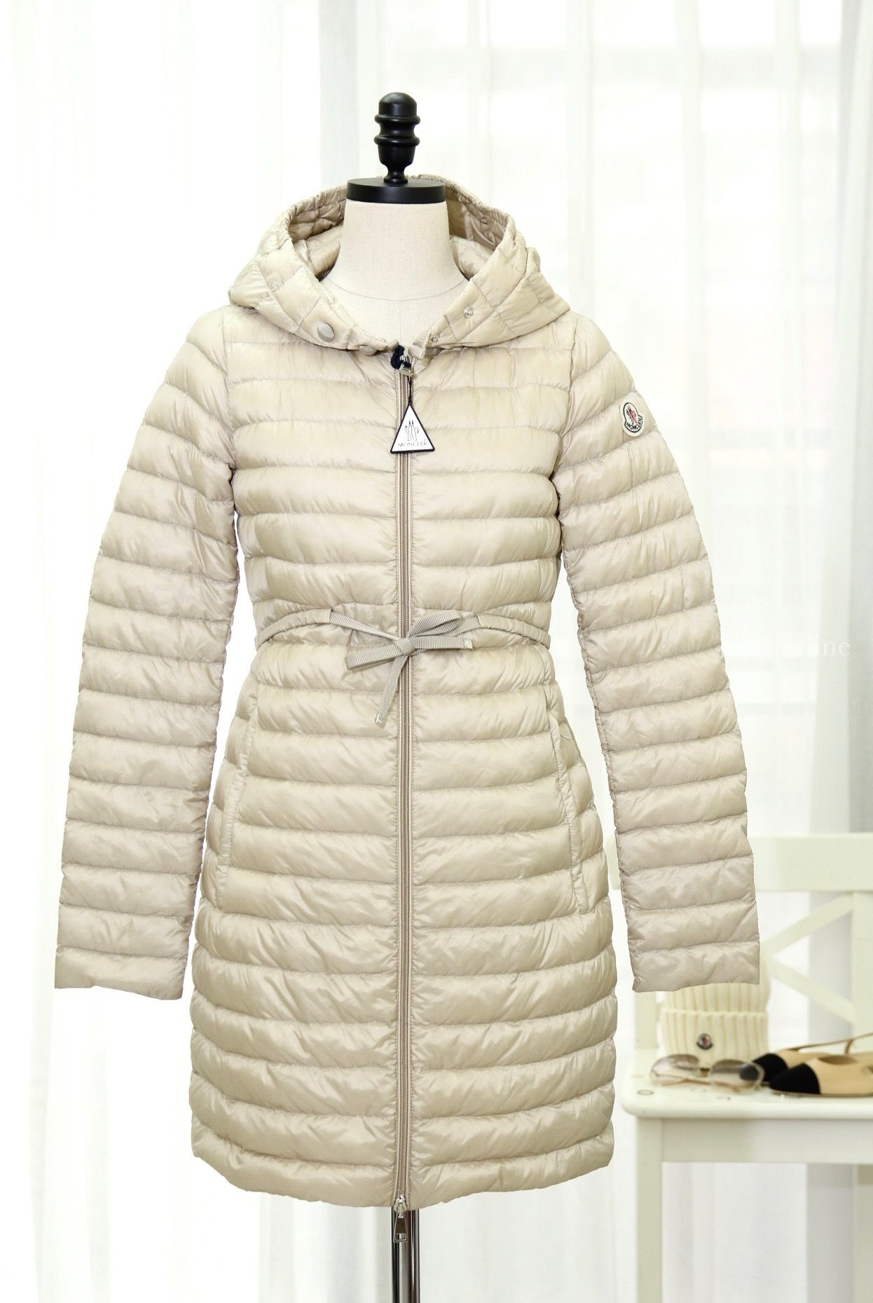Moncler Barbel 米色長版連帽輕羽絨外套