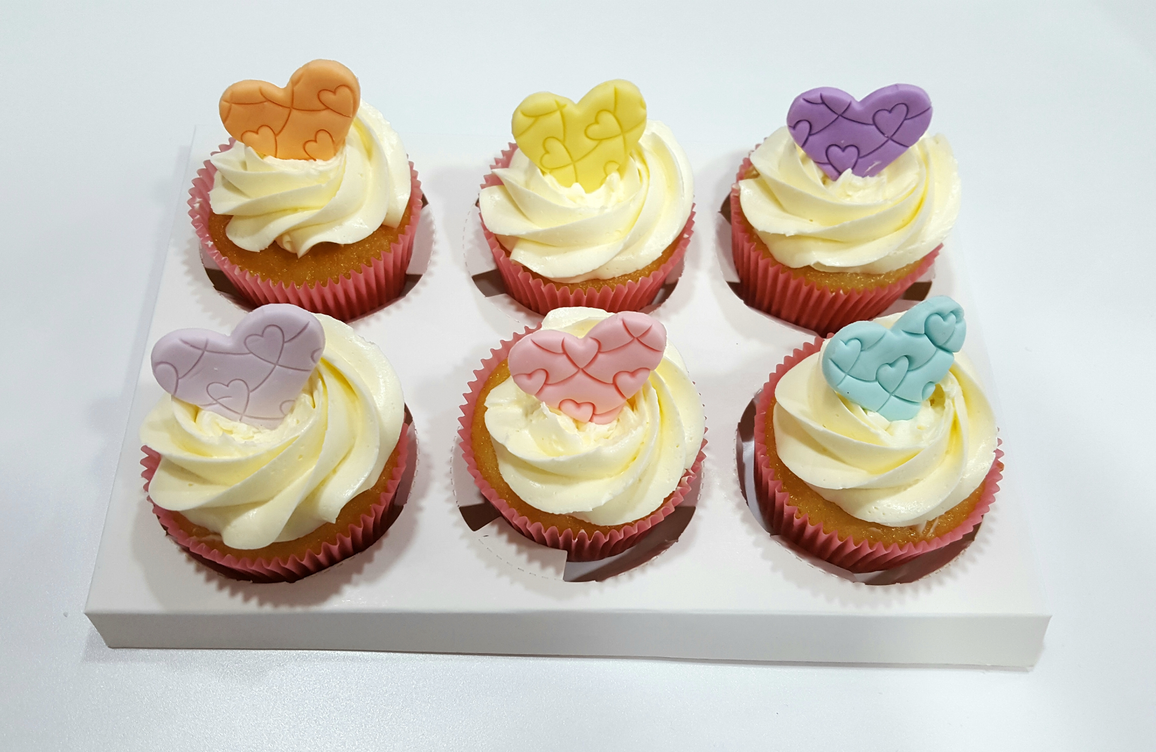 心形糖皮奶油霜杯子蛋糕