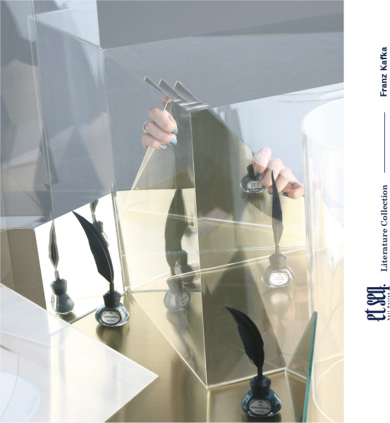 多面鏡子中反射的指甲油