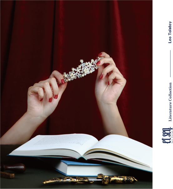 圖著紅色指甲油的手中拿著華麗的皇冠