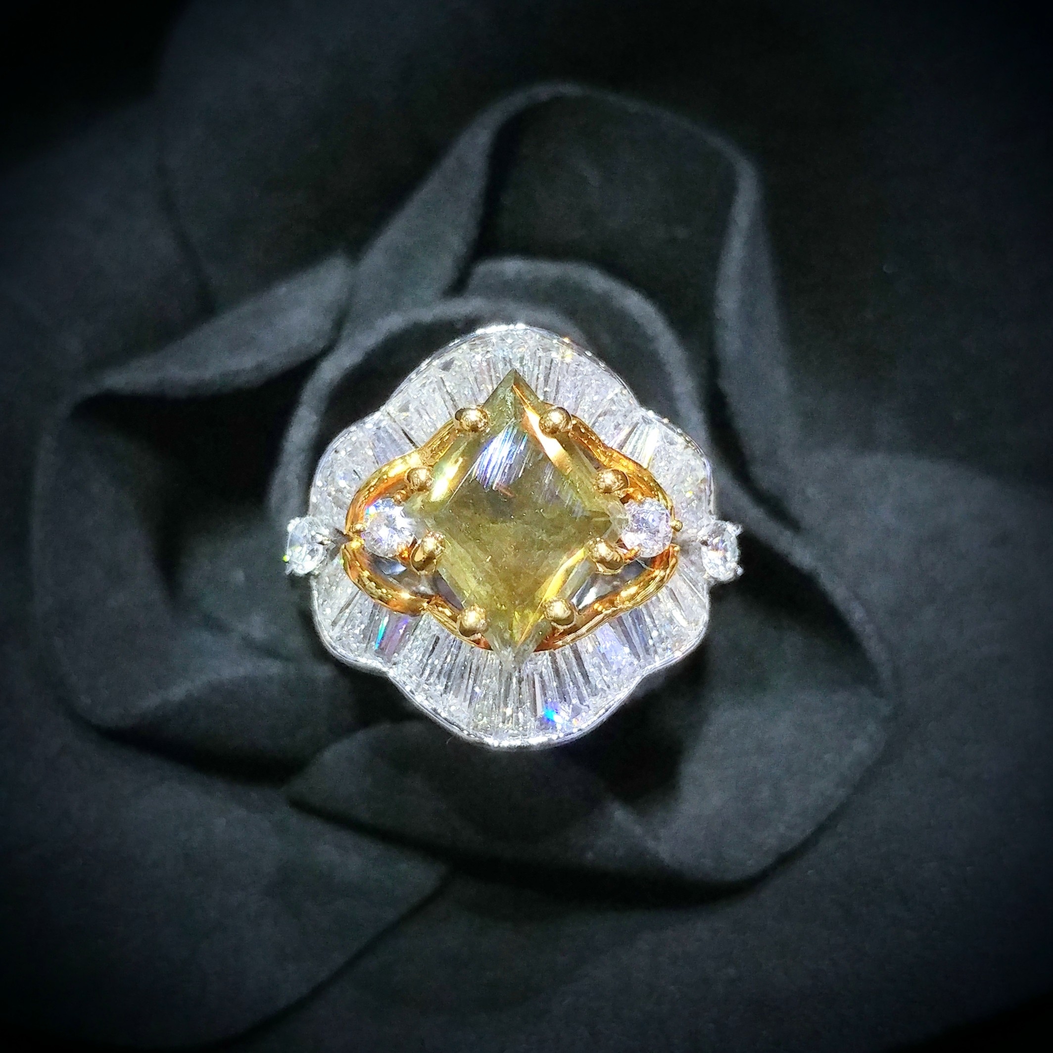 18K Gold 3.51ct Fancy Green Diamond Ring