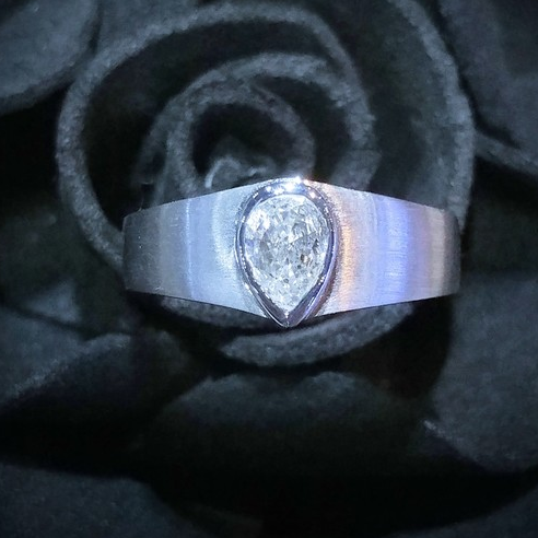 全新18K白金【單粒26份梨形鑽石】戒指