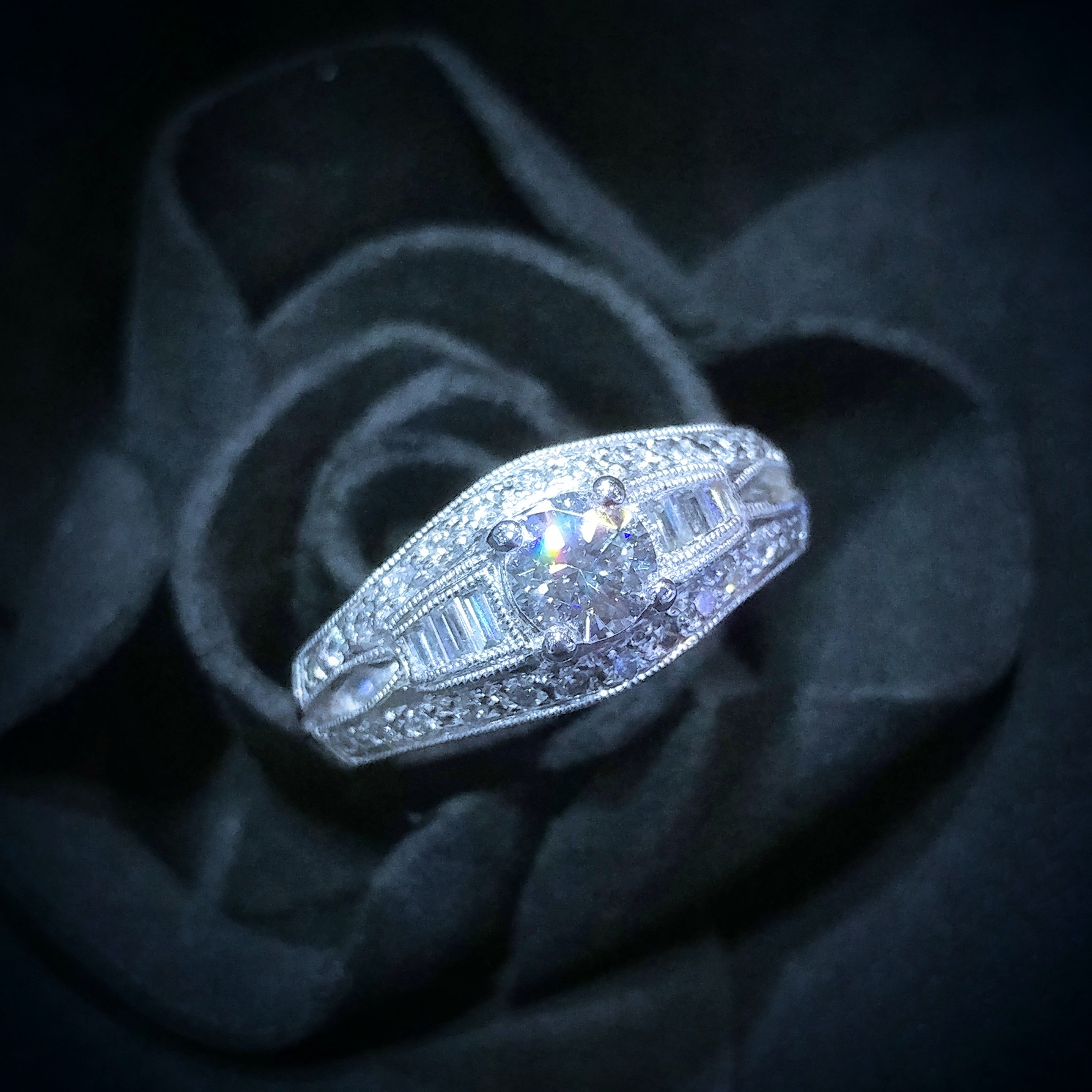 全新18K白金【單粒38份鑽石】配小鑽共66份鑽石戒指