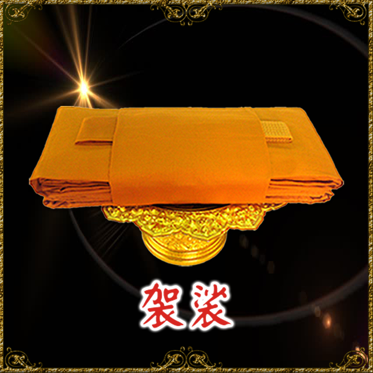BOBI功德袈裟原商品圖：金色托盤上的橘色折疊袈裟