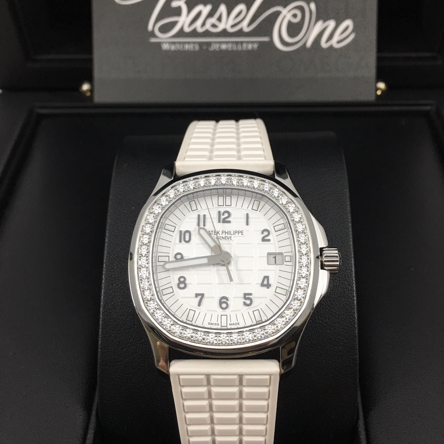 Discontinued BRAND NEW 5067A-024 PATEK PHILIPPE AQUANAUT STAINLESS STEEL QUARTZ LADY DIAMOND WHITE