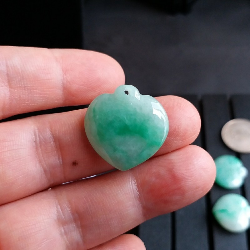 J1012 冰糯飄綠愛心吊墜