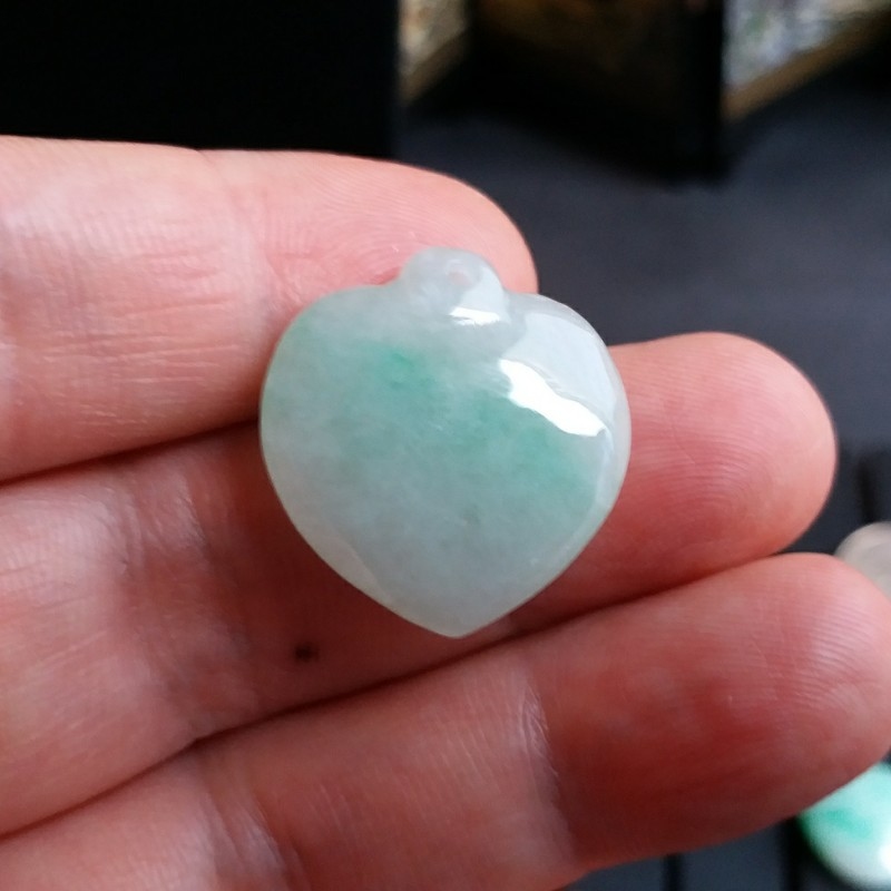 J1013 冰糯飄綠愛心吊墜