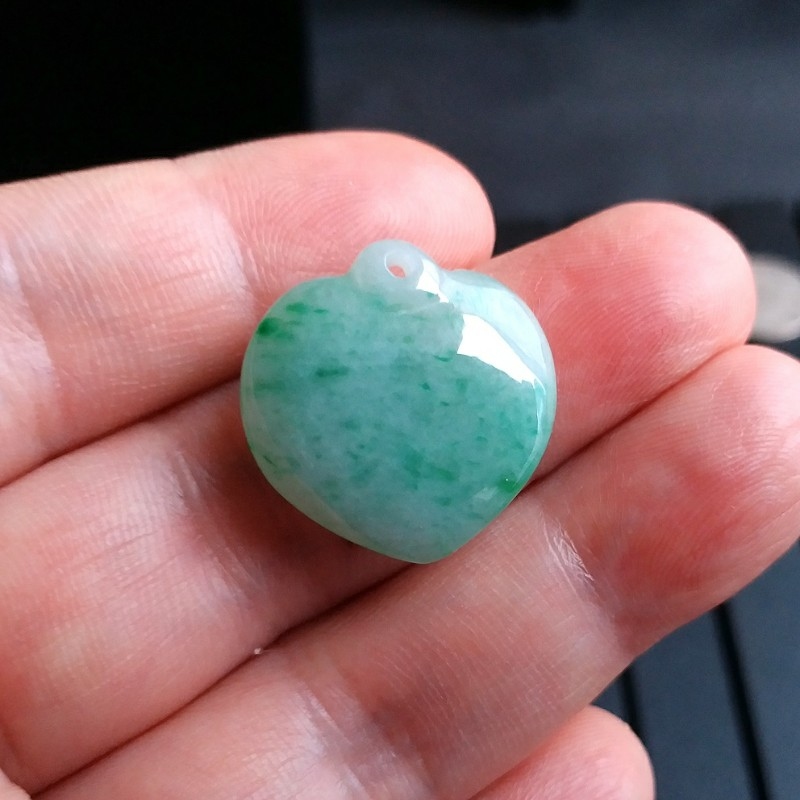 J1015 冰糯飄綠愛心吊墜