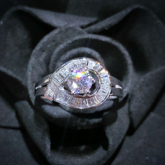 全新18K白金【單粒41份鑽石】配小鑽共73份鑽石戒指