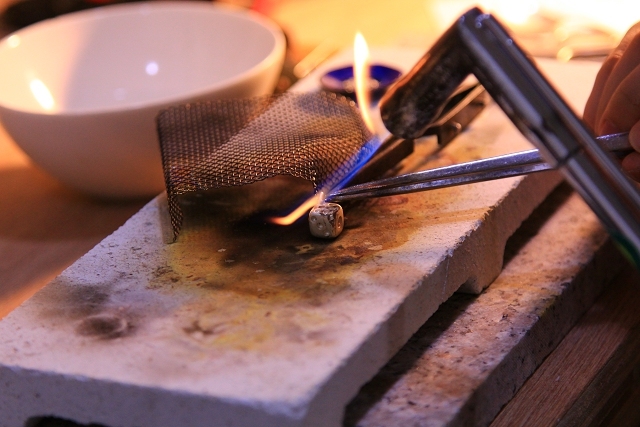 mittag銀飾工作中使用火槍焊接銀飾