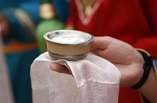 使用銀製的碗盛裝馬奶可以使馬奶不易變質