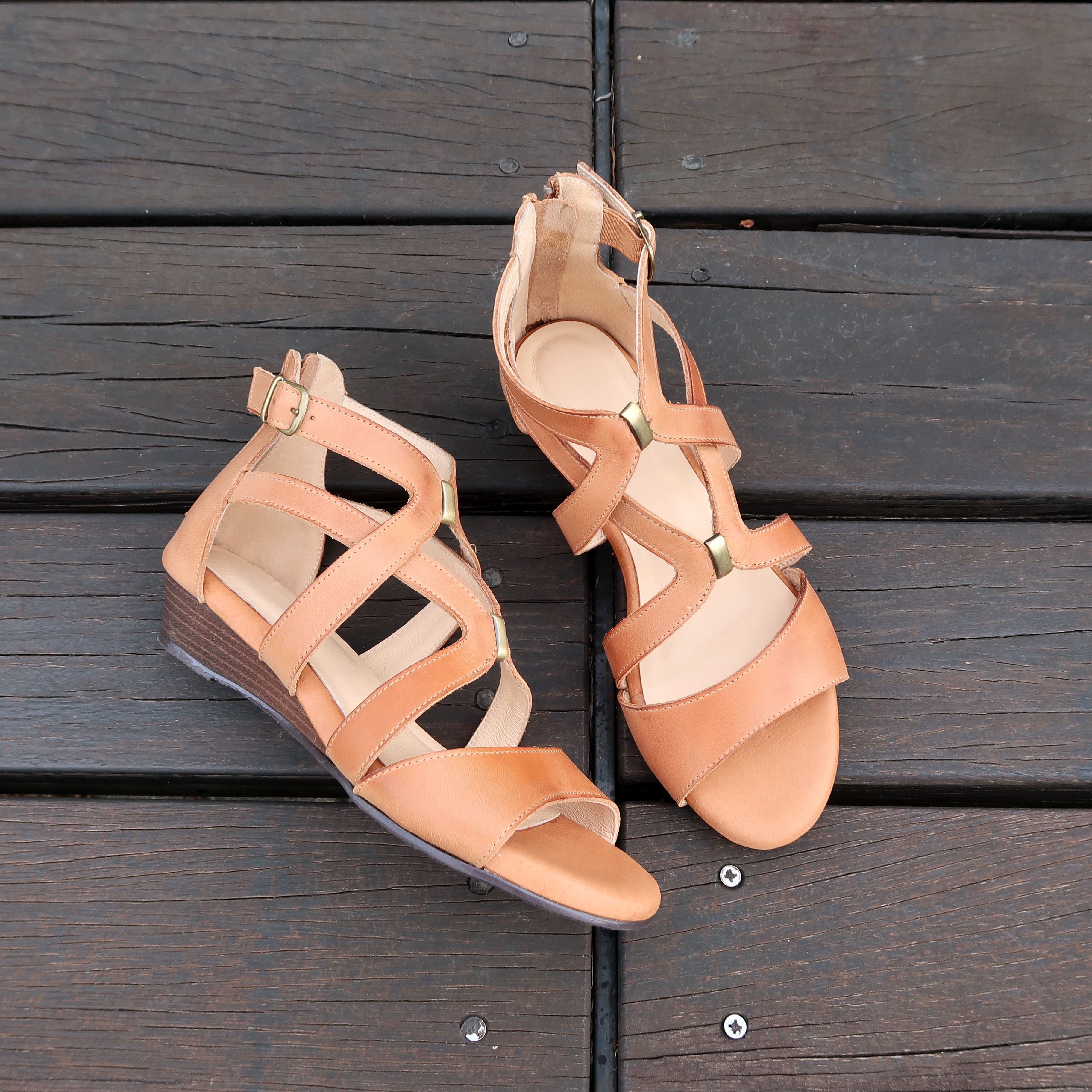 【跳舞的棉花糖】牛皮小坡跟楔型羅馬涼鞋